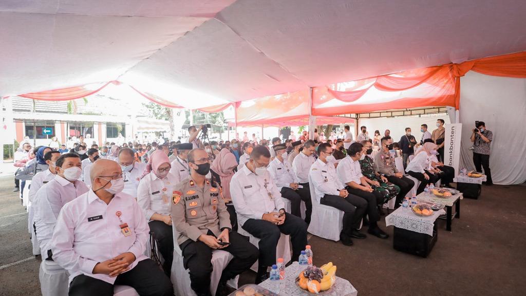 Dampingi Pj Gubernur Banten Pilar Bagikan BLT BBM 1