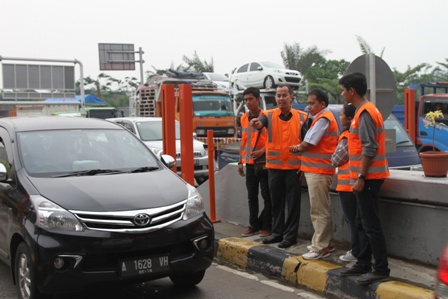 Haryanto Akbar Manager Informasi  dan Teknologi MMS Menunjukkan Area Pemasangan AVC