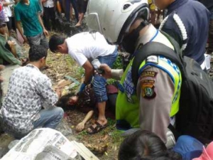 Wanita Muda diduga mengalami depresi tabrak diri ke KRL jurusan Tangerang-Jakarta, Sabtu (17/1)