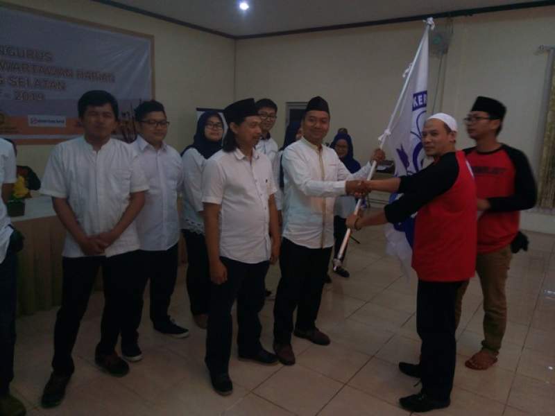 Ketua Pokja Wartawan Harian Tangsel, Sudin Antoro saat menerima bendera Pokja yang diserahkan Dewan Pembina Pokja, Nurcholis Hafidz.