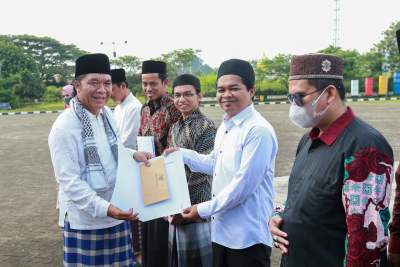 Momen Hari Santri, Pj Gubernur Al Muktabar Berikan Kadeudeuh Kepada Kafilah Provinsi Banten Pada MTQ Nasional XXIX Kalimantan Selatan