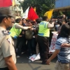 Demo Mahasiswa Di Warnai Aksi Saling Dorong Antara Mahasiswa Dan Polisi