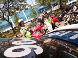  Kendaraan roda dua saat dilakukan pemeriksaan oleh petugas Polres Kota Tangsel di Jalan Tekno Widya, Serpong,