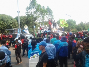 rombongan buruh saat unras meminta kenaikan UMK di depan gedung Pemkot Tangerang