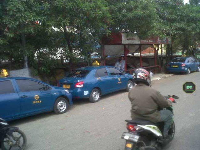 Supir Taksi &#039;Sulap&#039;  Halte Jadi Pangkalan Ngetem