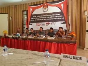 KPU Kota Tangsel saat menggelar pleno DPT Pemilu 2019
