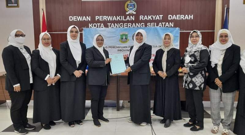 Mulyanah Anwar dan Siti Chadijah saat prosesi peralihan pimpinan Ketua KPPI Tangsel di ruang Aspirasi DPRD Tangsel.