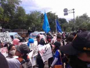 Tangerangemo Mantah Buruh Adidas di depan pabrik Panarub,Kamis (9/1)Dt- aksi D