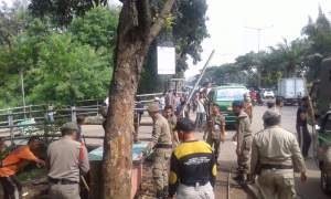  Petugas Pol PP Tangsel saat menertibkan bangli di jalan Raya Rawabuntu, Serpong.