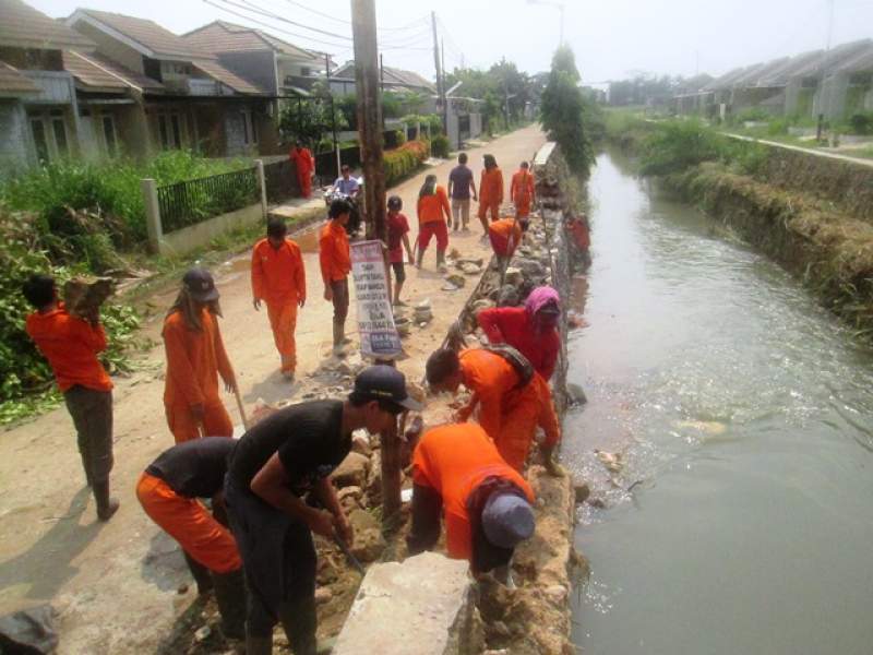Sejumlah pekerja dari dinas PU Tangsel dan warga Puri Bintaro Indah tengah memperbaiki turap jebol.