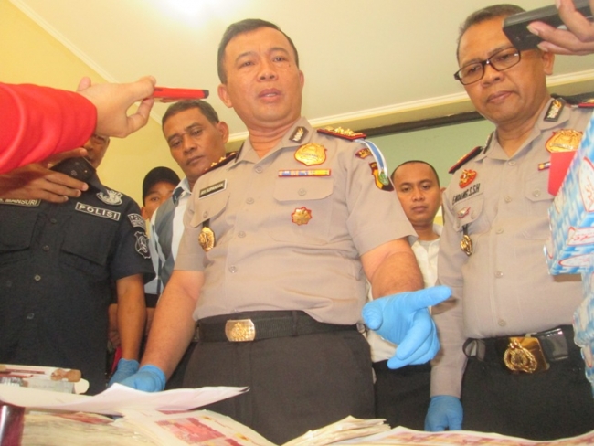 Kapolres Kota Tangsel, AKBP Ayi Supardan saat menunjukan barang bukti uang palsu di Polsek Pagedangan.