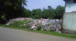 Serang- Tampak tumpukan sampah di daerah kelapa Dua, Serang.