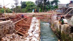 Jembatan Setiabudi di Pondok Kacang Timur yang mulai digarap proses pengerjaannya.