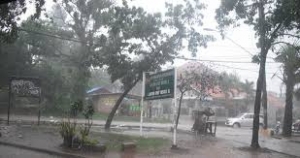Hujan Lebat dan Angin Puting Beliung di Tangsel.selasa (29/10)