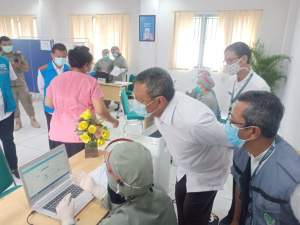 Tinjau Vaksinasi di RSUD Tangsel, Benyamin : 8920 Vaksin untuk Nakes