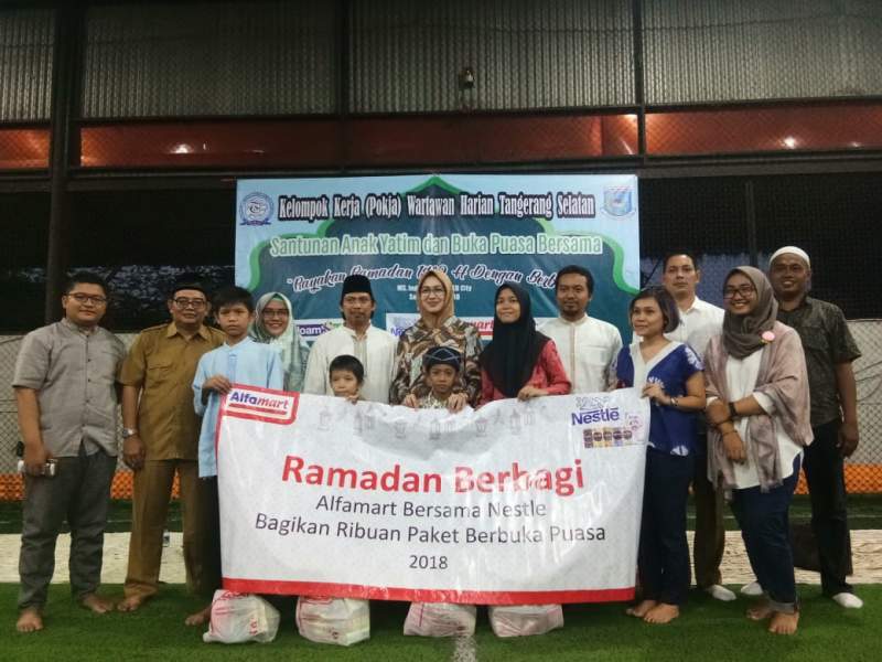 Alfamart &amp; Nestle Indonesia Adakan Buka Bersama Ribuan Yatim dan Dhuafa