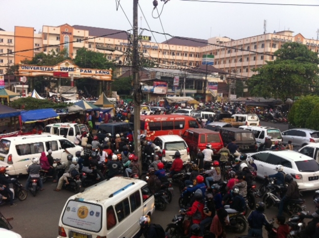 Kemacetan Depan UNPAM Dikeluhkan Warga Sekitar