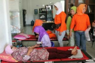 Setu- Ibu-ibu Forwani saat donor arah di Kantor PMI Tangsel,Rabu (27/11)dt