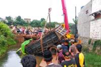 Evakuasi truk bermuatan batu yang terperosok ke kali di Jalan Telaga, Kedaung, Sawangan, Depok, Senin (21/2/2022). (Dok. Aldy Arjuna)
