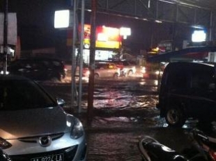 Serpong- genangan air akibat hujan hari ini di daerah Serpong,Minggu (12/01)by KB