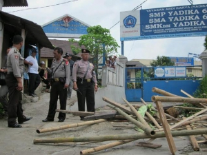 Polisi saat berjaga-jaga didepan gerbang Sekolah Yadika