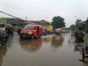Hujan Mengguyur Seharian,Jalan Raya Serang Tergenang Air