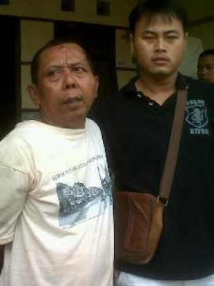 Pamulang- Bandar ganja, Sunyono saat ditangkap Polisi di rumah kontrakannya,Puri Pamulang,Tangsel. Minggu (1/12) Fhoto Eksklusive DT