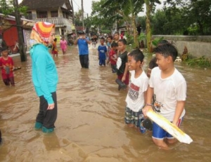 Pdk Aren- Walikota Tangsel,Airin saat bercengkrama dengan anak-anak korban banjir dipinggir Kali Maharta,Pdk Aren,Minggu (19/1)DT