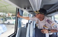 petugas saat melakukan pengecekan bus