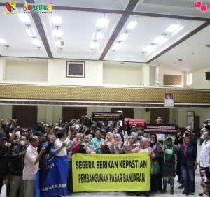 Ratusan Pedagang Pasar Banjaran yang mengatasnamakan Forum Peduli Pedagang Pasar Banjaran melakukan audiensi dengan Bupati Bandung