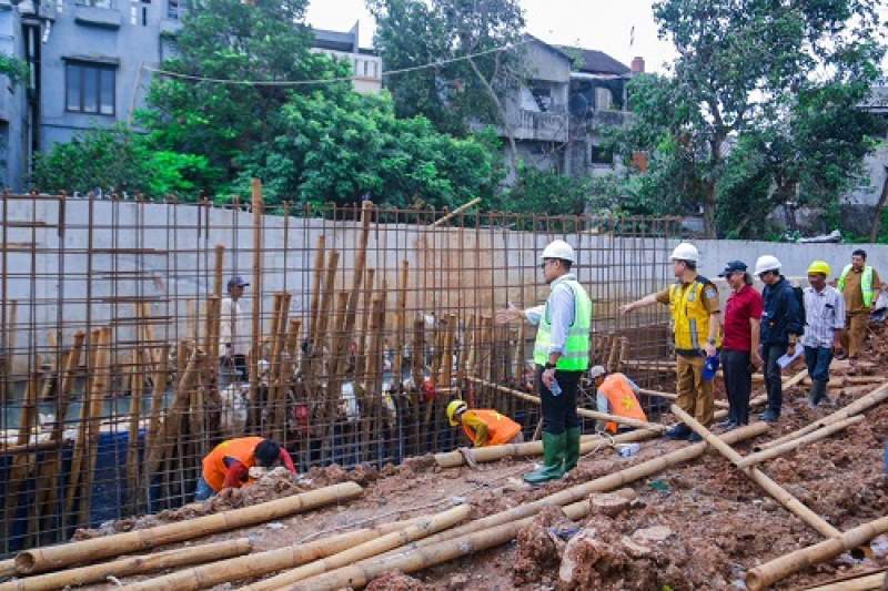 Percepat Pengendalian Banjir, Pilar Tinjau Pembangunan Turap di Puri Bintaro Indah