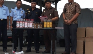 Kejaksaan Negeri Tangerang Musnahkan 20 Ribu Botol Miras