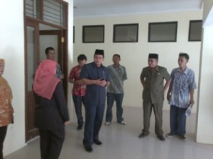 Tigaraksa- Ketua DPRD Tangerang saat meninjau Gedung BKD, Kamis (27/11)dt