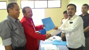 Ketua PPK Pondok Aren saat menyerahkan berkas hasil perbaikan DPS pilkada kepada salah seorang saksi dari Paslon Pemilukada Tangsel
