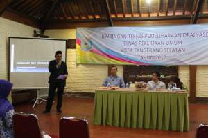 Sekretaris Dinas Pekerjaan Umum (DPU) Kota Tangerang Selatan, Aries Kurniawan saat menyampaikan isi Laporan Panitia Penyelenggaraan Bimtek Pemeliharaan Drainase di salahsatu rumah makan di kawasan Serpong. 