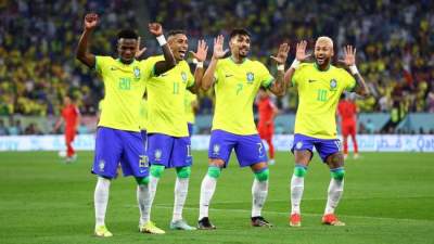 Para pemain Brasil merayakan setiap gol yang dicetak ke gawang Korea Selatan dengan menari. (REUTERS/CARL RECINE)