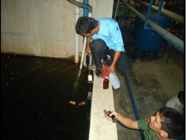 Petugas saat melakukan uji bahaya limbah cair