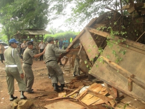  petugas Pol PP Tangsel saat merobohkan warung di kawasan Alang-Alang, Buaran, Kecamatan Serpong