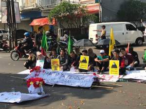 Mahasiswa KMTS saat demo di depan balaikota Tangsel