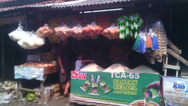 Situasi di Pasar Serpong penjual bahan kebutuhan pokok.