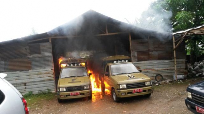 Kedua mobil Satpol PP yang terbakar