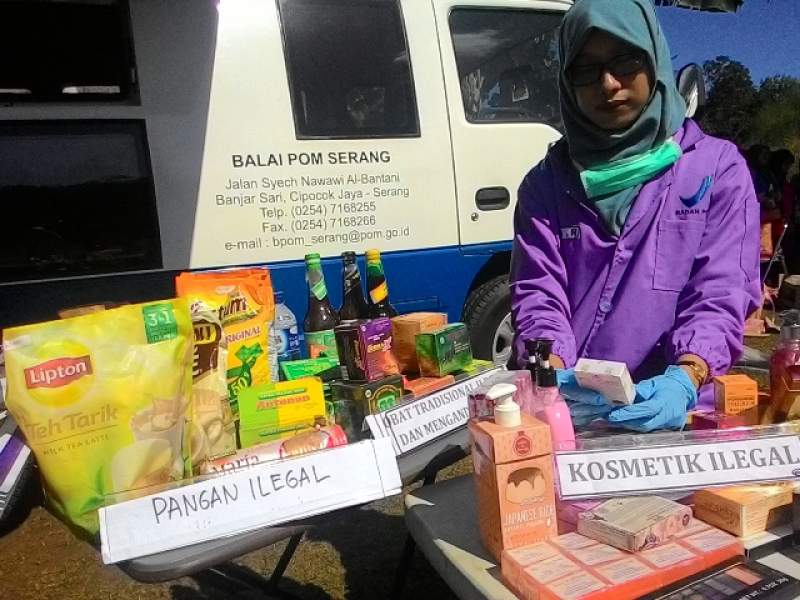 Petugas BPOM Provinsi Banten saat melakukan pengambilan sampel makanan yang dijual dikawasan Pondok Aren.