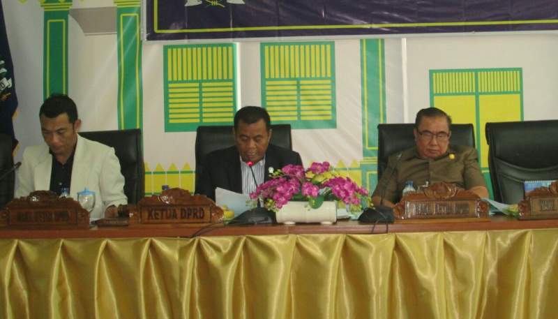Pimpinan DPRD Kota Tangsel saat membahas empat raperda inisiatif.
