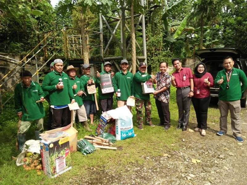 PT Indah Kiat Pulp and Paper (IKPP) Tangerang Mill Tbk memberikan bantuan kepada kelompok tani
