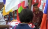 Jelang Hari Kemerdekaan Pedagang Buah Banting Stir Sebagai Penjual Bendera