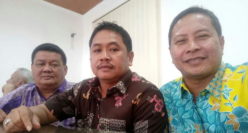 Tiga Anggota DPRD Tangsel yang akan memenejeri Persitangsel, dari kiri kekanan, Arnovi, Toha dan Aguslan Busro.