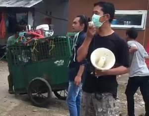 Sekretaris Kelurahan Pondok Pucung, Murdih Pepenk saat lakukan penyemprotan disinfektan di wilayah Pondok Pucung.