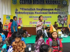 siswa SDN Pondok Kacang Barat 03 saat mengikuti lomba puisi dan pidato pada festival budaya nasional yang diadakan di sekolah tersebut.