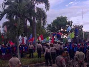 Tigaraksa- Buruh se Tangerang kepung Pemkab Tangerang terkait Penolakan UMK,Senin (18/11)DT