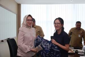 Wali Kota Tangsel Airin Rachmi Diany menyerahkan kenang-kenangan kepada perwakilan KOICA